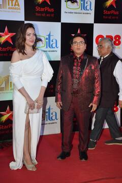 व्हाइट स्टाइलिश गाउन में बबीता जी संग लाल सूट में जेठालाल ने दिए जबरदस्त पोज़! यहां हुई दोनों की मुलाकात