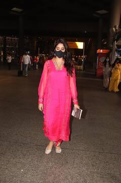 गुलाबी कुर्ती, खुले बाल, कानों में झुमके, मस्तानी चाल...जाह्नवी कपूर ने लूट लिया फैंस का दिल