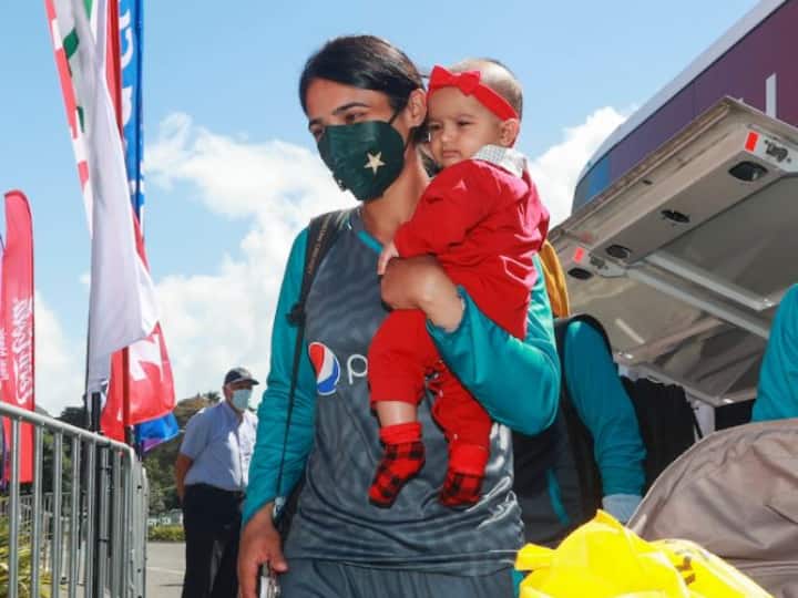 ICC Women World Cup 2022: Cricketer Bismah Maroof wins hearts as she arrives at the stadium with baby in arms Ind-W vs Pak-W: Pakistan's Bismah Maroof Arrives At Stadium With Baby In Arms, Pic Goes Viral
