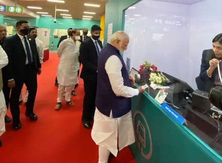 પીએમ મોદી પોતે પુણેના મેટ્રો સ્ટેશનના ટિકિટ કાઉન્ટર પર ટિકિટ લેતા જોવા મળ્યા હતા. આ અવસર પર પીએમએ કહ્યું કે કેન્દ્ર સરકાર મેટ્રો રેલ સહિત જાહેર પરિવહન વ્યવસ્થાને સુધારવા પર ધ્યાન આપી રહી છે.