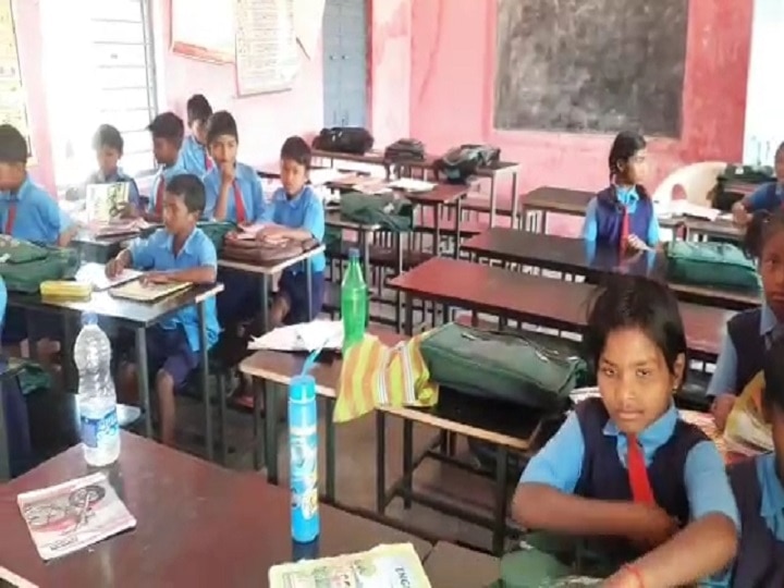 Surguja Primary School: सरगुजा के इस सरकारी स्कूल की हालत जर्जर, जान जोखिम में डालकर पढ़ाई करने को मजबूर हैं बच्चे