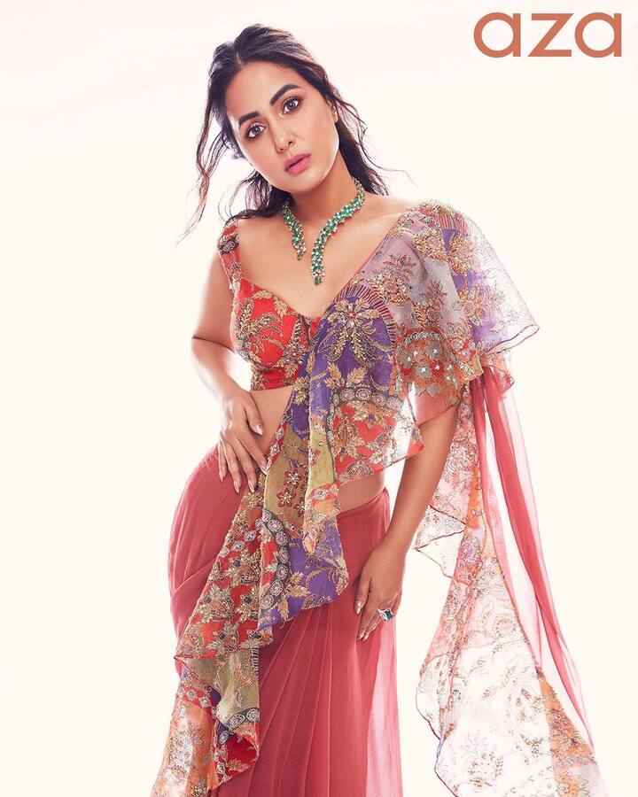 हिना खानने तिचे काही लेटेस्ट फोटो इंस्टाग्रामवर शेअर केले आहेत. तिने अतिशय सुंदर लाल रंगाची साडी नेसलेली दिसत आहे. तिच्या साडीचा पल्लू आणि मॅचिंग ज्वेलरी नक्कीच तुमचे लक्ष वेधून घेईल. (सौजन्य : हिना खान इंस्टाग्राम)