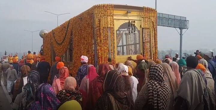 ਫੁੱਲਾਂ ਨਾਲ ਸ਼ਿੰਗਾਰੀ ਗਈ ਵੱਡੀ ਬੱਸ ਵਾਲੀ ਪਾਲਕੀ ਧੰਨ-ਧੰਨ ਸ੍ਰੀ ਗੁਰੂ ਗ੍ਰੰਥ ਸਾਹਿਬ ਸੁਸ਼ੋਭਿਤ ਕਰਕੇ ਬੜੀ ਹੀ ਸ਼ਰਧਾ ਨਾਲ ਸ਼ਬਦ ਕੀਰਤਨ ਕਰਦੇ ਹੋਏ ਸੰਗਤਾਂ ਕਰਤਾਰਪੁਰ ਕੋਰੀਡੋਰ ਰਾਹੀਂ ਪਾਕਿਸਤਾਨ ਵਿੱਚ ਸਥਿਤ ਗੁਰਦੁਆਰਾ ਸ਼੍ਰੀ ਦਰਬਾਰ ਸਾਹਿਬ ਵੱਲ ਰਵਾਨਾ ਹੋਇਆ।