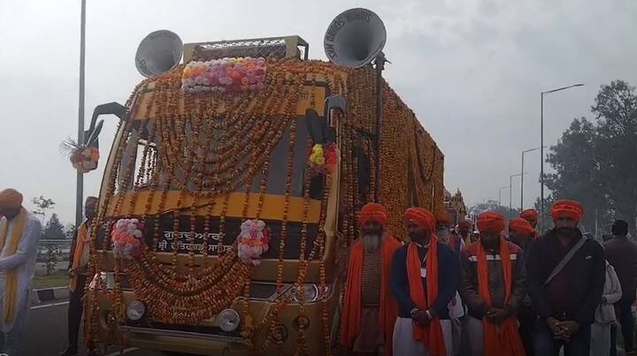 ਗੁਰਦਾਸਪੁਰ: ਨਿਰੋਲ ਸੇਵਾ ਸੰਸਥਾ ਵੱਲੋਂ ਸ੍ਰੀ ਮੁਕਤਸਰ ਸਾਹਿਬ ਤੋਂ ਸ੍ਰੀ ਕਰਤਾਰਪੁਰ ਸਾਹਿਬ (ਪਾਕਿਸਤਾਨ) ਤੱਕ ਜਾਣ ਲਈ 28 ਫਰਵਰੀ ਤੋਂ ਆਰੰਭ ਹੋਇਆ ਮਹਾਨ ਕੌਮਾਂਤਰੀ ਨਗਰ ਕੀਰਤਨ ਬੀਤੀ ਰਾਤ ਡੇਰਾ ਬਾਬਾ ਨਾਨਕ ਗੁਰਦੁਆਰ ਸ਼੍ਰੀ ਦਰਬਾਰ ਸਾਹਿਬ ਵਿਸ਼ਰਾਮ ਕਰਨ ਉਪਰੰਤ ਅੱਜ ਸਵੇਰੇ ਗੁਰਦੁਆਰਾ ਸ੍ਰੀ ਕਰਤਾਰਪੁਰ ਸਾਹਿਬ (ਪਾਕਿਸਤਾਨ) ਲਈ ਰਵਾਨਾ ਹੋਇਆ।