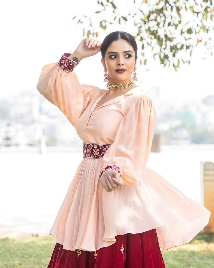తాజాగా శ్రీముఖి కొన్ని ఫోటోలను ఇన్స్టాగ్రామ్ లో షేర్ చేసింది. (Photo Courtesy: Sreemukhi Instagram)