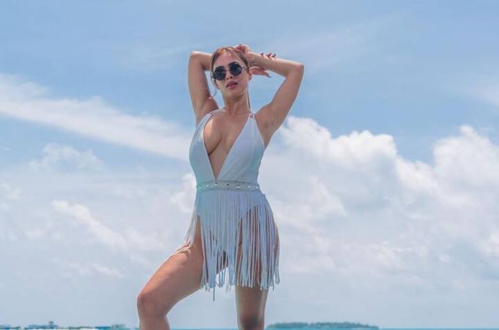 મુંબઇઃ પંજાબી સિનેમાના મ્યૂઝિક આલ્બમ્સમાં નજર આવી ચૂકેલી અભિનેત્રી નેહા મલિક હાલમા માલદિવમાં વેકેશન એન્જોય કરી રહી છે. નેહા પોતાની બિકિની તસવીરને લઈ ચર્ચામાં છે. છેલ્લા ઘણા દિવસોથી વેકેશન એન્જોય કરતી નેહાએ ઈન્સટાગ્રામ પર બિકિની તસવીરો શેર કરી છે. ફરી એક વખત નેહા મલિકે હોટ તસવીરો શેર કરી છે.