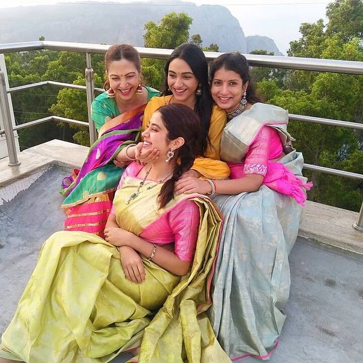 जाह्नवी कपूर श्रीदेवी और बोनी कपूर की बड़ी बेटी हैं. जाह्नवी का जन्म 6 मार्च 1997 को मुंबई में हुआ था. जाह्नवी ने इस साल अपना बर्थडे सेलिब्रेट करने का अलग तरीका निकाला है. वह इस साल बर्थडे पर मुंबई में नहीं हैं. (फोटो-सोशल मीडिया)