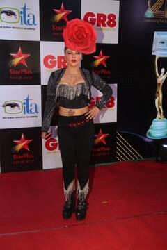 सिर पर चेहरे से बड़ा गुलाब लगाकर अवॉर्ड फंक्शन में पहुंचीं राखी सावंत, अलग-अलग पोज़ में लूटी महफिल