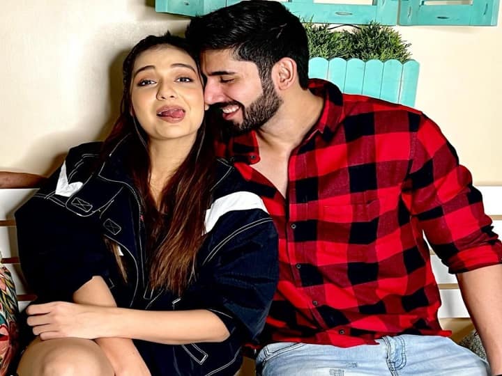 टीवी इंडस्ट्री के सबसे क्यूट और लविंग कपल में से एक दिव्या अग्रवाल और वरुण सूद की राहें अब जुदा हो गई हैं. दिव्या ने  सोशल मीडिया पोस्ट शेयर कर ये अनाउंस किया कि वो और वरुण अलग हो गए हैं. दिव्या के ब्रेकअप से फैंस के धक्का लगता है. वैसे इनसे पहले भी कुछ कपल ऐसे रह चुके हैं जिनके ब्रेकअप ने फैंस का दिल तोड़ दिया क्योंकि उनका अफेयर काफी चर्चा में रहा था.