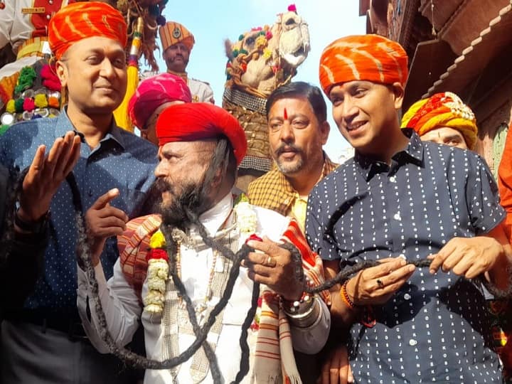 Rajasthan Girdhar Vyas more then 22 feet long moustache, know intresting thing ann Rajasthan के इस शख्स को है मूछों से प्यार, 35 सालों से नहीं लगाई कैंची, संवारने में लग जाते हैं 3 से 4 घंटे