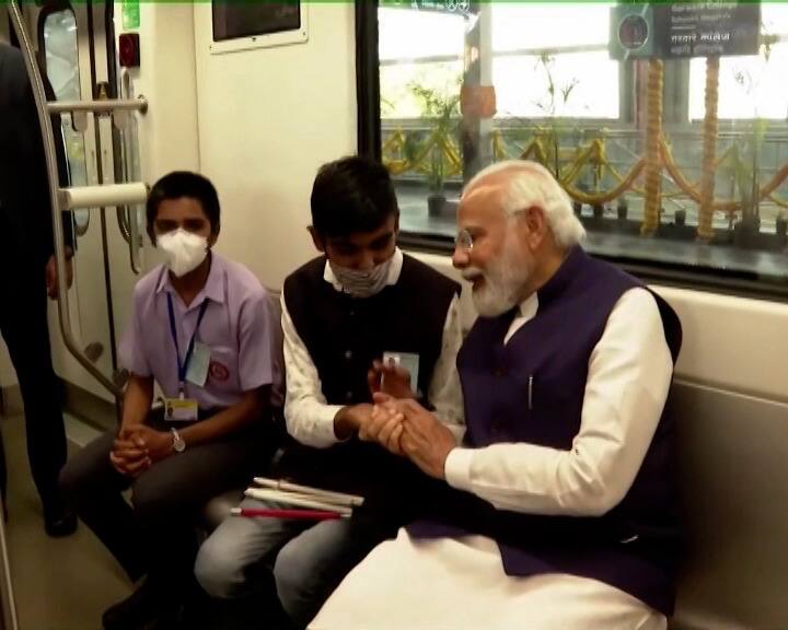 या प्रवासात पंतप्रधानांनी विद्यार्थ्यांशी संवाद साधला