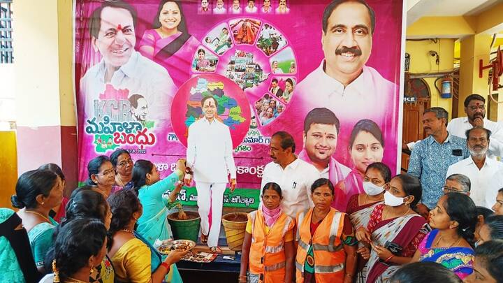 రాష్ట్ర వ్యాప్తంగా అన్ని జిల్లా, మండల కేంద్రాల్లోనూ మహిళా బంధు కేసీఆర్ అంటూ ఆయన చిత్రపటానికి మహిళలు రాఖీలు కడుతున్నారు.