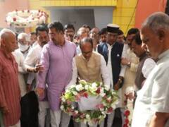 Indore News: बीजेपी नेता सुहास भगत की माता के अंतिम संस्कार में इंदौर पहुंचे सीएम शिवराज सिंह चौहान समेत कई मंत्री, दी श्रद्धांजलि