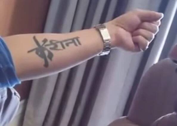 करीना कपूर से दूसरी शादी के करने के बाद सैफ अली ख़ान ने अपने हाथ पर  अपनी मुहब्बत के नाम का टैटू गुदवा लिया था.