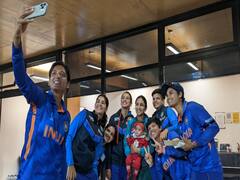 Watch Video : க்யூட்டோ க்யூட்..! பாக்., கேப்டனின் மகளை கொஞ்சித் தீர்த்த இந்திய வீராங்கனைகள்! வீடியோ!