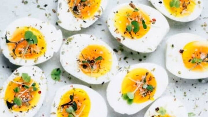 অনেক রাত পর্যন্ত জেগে থাকার পর ঘুম ভাঙে বেলায়। তাই রান্নাবান্নার ঝামেলায় না গিয়ে অফিসেই খাবার আনিয়ে নেন অনেকে।