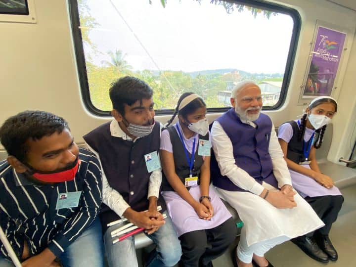 PM Narendra Modi interacts with schools students pune metro train Garware College to Anand Nagar Metro station Pune Metro Rail Will Reduce Carbon Emissions To Large Extent, Bring Ease Of Living: PM Modi