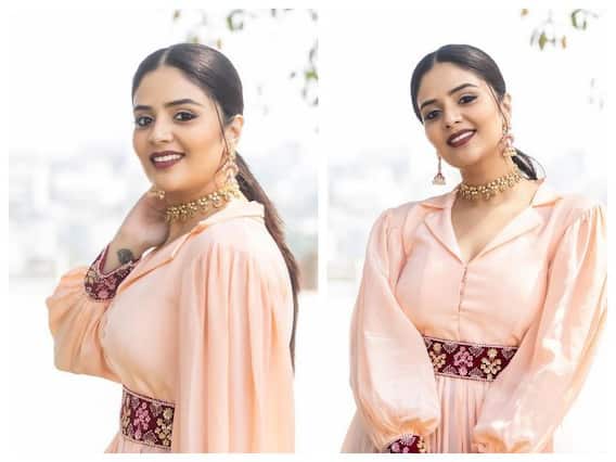 Sreemukhi Photos: ట్రెడిషనల్ ఎటైర్ లో శ్రీముఖి క్యూట్ లుక్ Sreemukhi Photos: ట్రెడిషనల్ ఎటైర్ లో శ్రీముఖి క్యూట్ లుక్