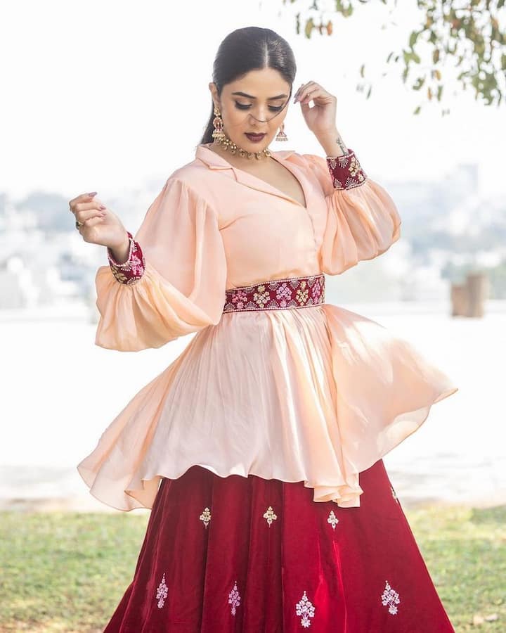 బుల్లితెరపై యాంకర్ గా మంచి గుర్తింపు తెచ్చుకున్న శ్రీముఖి ఈ మధ్యకాలంలో జోరు తగ్గించింది. (Photo Courtesy: Sreemukhi Instagram)