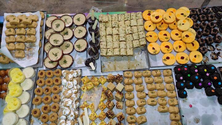 বাঙালি থেকে ফিউশন, সবরকম মিষ্টিই রয়েছে সম্ভারে। একদিকে যেমন রয়েছে গুড়ের স্বাদে মাখা গুড় ডিলাইট, তেমনই চকোলেট প্রেমীদের জন্য থাকছে চকোলেট সাম্বা ও চকোলেট ডিলাইট।