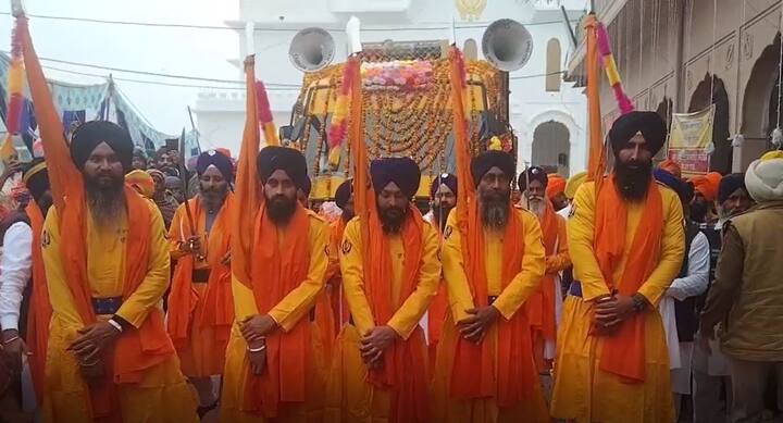 ਦਸਮ ਪਿਤਾ ਸ੍ਰੀ ਗੁਰੂ ਗੋਬਿੰਦ ਸਿੰਘ ਜੀ ਦੀ ਚਰਨ ਛੋਹ ਪ੍ਰਾਪਤ ਧਰਤੀ ਗੁਰਦੁਆਰਾ ਸ੍ਰੀ ਗੁਪਤਸਰ ਸਾਹਿਬ ਮੁਕਤਸਰ ਤੋਂ ਸਾਹਿਬ ਸ੍ਰੀ ਗੁਰੂ ਗ੍ਰੰਥ ਸਾਹਿਬ ਜੀ ਦੀ ਛਤਰ ਛਾਇਆ ਹੇਠ ਤੇ ਪੰਜ ਪਿਆਰੇ ਸਾਹਿਬਾਨ ਦੀ ਅਗਵਾਈ ਵਿੱਚ ਨਿਰੋਲ ਸੇਵਾ ਸੰਸਥਾ ਦੇ ਮੁੱਖ ਸੇਵਾਦਾਰ ਜਗਦੀਪ ਸਿੰਘ ਸੋਢੀ ਦੇ ਪ੍ਰਬੰਧਾਂ ਹੇਠ ਰਵਾਨਾ ਹੋਏ ਇਸ ਨਗਰ ਕੀਰਤਨ ਦਾ ਰਸਤਿਆਂ ਵਿੱਚ ਸੰਗਤਾਂ ਵੱਲੋਂ ਫੁੱਲਾਂ ਦੀ ਵਰਖਾ ਕਰਕੇ ਸਵਾਗਤ ਕੀਤਾ ਗਿਆ।