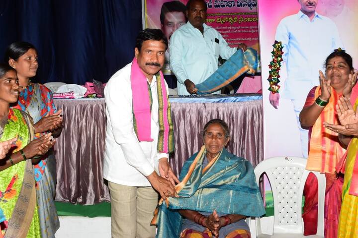 కొడంగల్ నియోజకవర్గంలో మహిళదినోత్సవ వేడుకలు: మద్దూర్ మండల కేంద్రంలోని షా గార్డెన్ లో సీఎం కేసీఆర్ ఫ్లెక్సీకి రాఖీలు కట్టిన మహిళలు