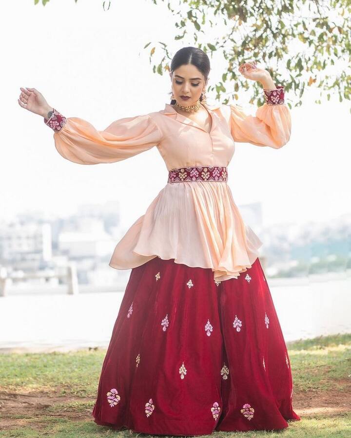 ఈ ఫొటోల్లో ఆమె క్యూట్ లుక్స్ కి ఆడియన్స్ ఫిదా అవుతున్నారు. (Photo Courtesy: Sreemukhi Instagram)