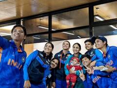 पाकिस्तान पर मिली जीत के बाद दिखा खूबसूरत नजारा, बिस्माह की बेटी के साथ खेलती दिखी टीम इंडिया - VIDEO