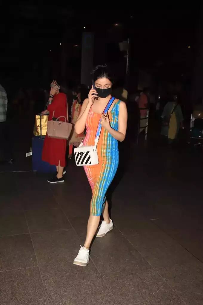 દિવ્યા ખોસલા કુમારને મુંબઇ એરપોર્ટ બહાર સ્પોટ થઇ હતી. તે સિમ્પલ કોટન મીડીમાં જોવા મળી. જો કે મુંબઇના વેધર મુજબ આ પરફેક્ટ આઉટફિટ છે