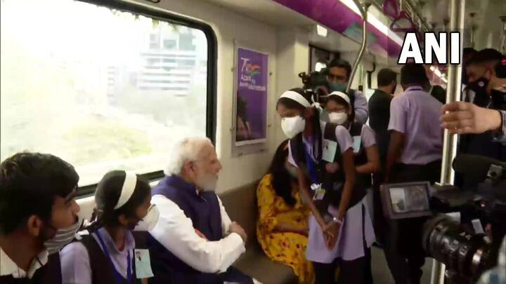 पंतप्रधान मोदी यांनी गरवारे मेट्रो स्टेशनवरुन पुणे मेट्रोला हिरवा झेंडा दाखवला