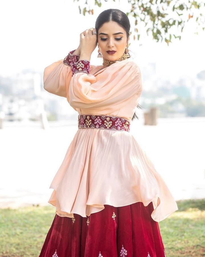 మొన్నామధ్య ఈ బ్యూటీ నటించిన 'క్రేజీ అంకుల్స్' సినిమా ప్రేక్షకుల ముందుకు వచ్చింది. (Photo Courtesy: Sreemukhi Instagram)