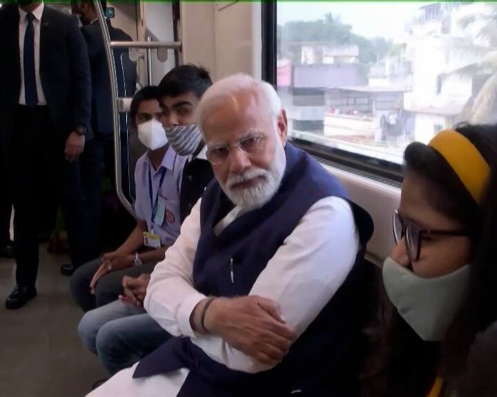 जवळपास दहा मिनिटांच्या प्रवासात त्यांनी विद्यार्थ्यांशी हितगुज केलं
