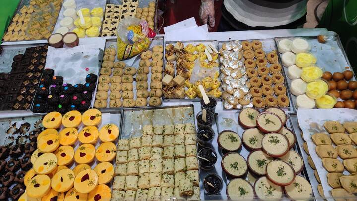 মালাই রোল থেকে শুরু করে নলেন গুড়ের জলভার, আয়োজনে কী নেই! 'এবিপি আনন্দ খাইবার পাস'-এ রকমারি মিষ্টির সম্ভার নিয়ে হাজির নলীন চন্দ্র দাস অ্যান্ড সনস।