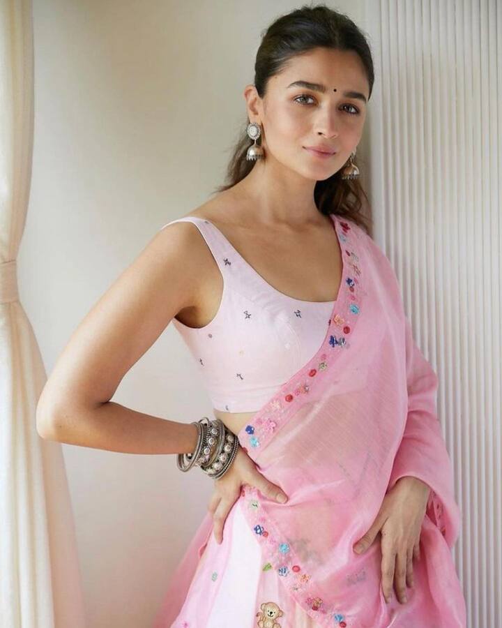 आप इस वेडिंग सीजन भारी लहंगा को छोड़ लाइटवेट लहंगे को अपना गो टू आउटफिट बना सकते हैं, कैसे... यह बात हम आपको बताएंगे.