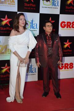 व्हाइट स्टाइलिश गाउन में बबीता जी संग लाल सूट में जेठालाल ने दिए जबरदस्त पोज़! यहां हुई दोनों की मुलाकात