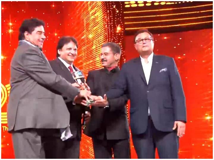 abp news wins most popular hindi news channel award at ita awards ITA अवॉर्ड्स में abp न्यूज़ का बजा डंका, सबसे लोकप्रिय हिंदी न्यूज़ चैनल का मिला अवॉर्ड