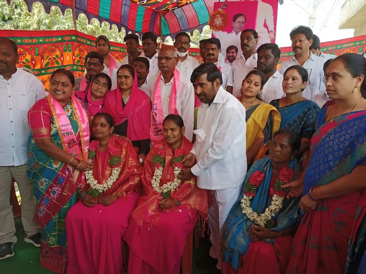 సూర్యాపేటలో మహిళా దినోత్సవ వేడుకల్లో భాగంగా మున్సిపల్ సిబ్బంది, ఆశా కార్యకర్తలు, RP లు, అంగన్ వాడి టీచర్లను సత్కరించి శుభాకాంక్షలు తెలిపి.. సమాజంలో మహిళల సేవలను మంత్రి గుంటకండ్ల జగదీష్ రెడ్డి కొనియాడారు.