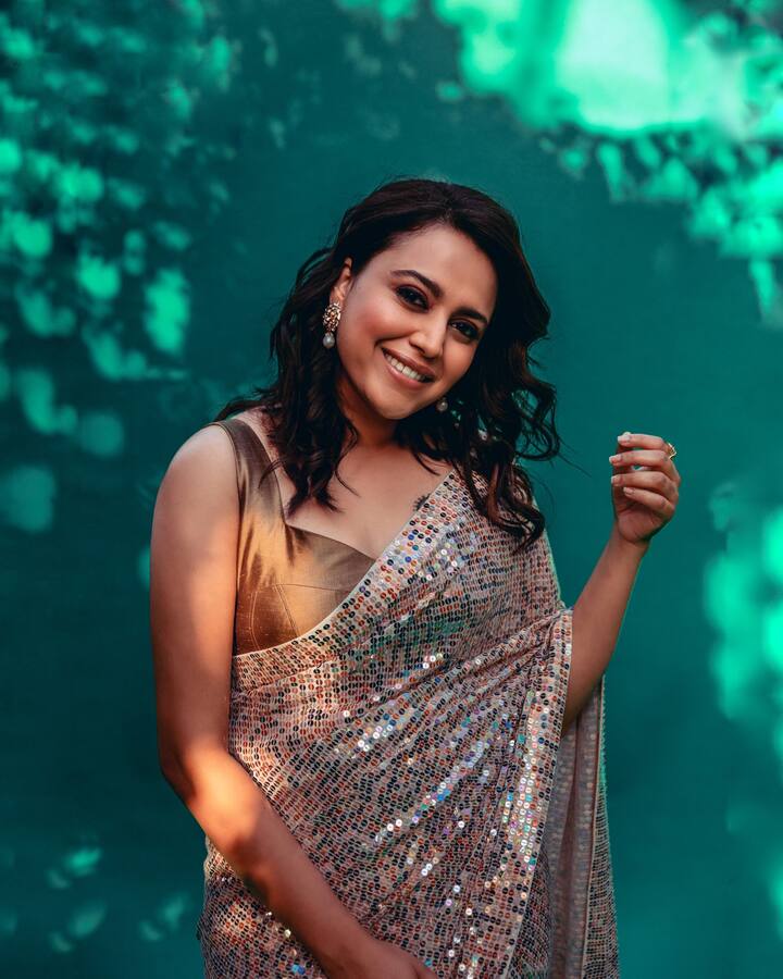 गुजारिश, तनू वेड्स मनू, रांझणा, तनू वेड्स मनू रिटर्न्स, प्रेम रतन धन पायो, नील बट्टे सन्नाटा इत्यादी अनेक चित्रपटांमध्ये तिने भूमिका केल्या आहेत.  सध्या तिचे खास डिझाईन केलेल्या साडीतील बोल्ड फोटो व्हायरल होत आहेत.