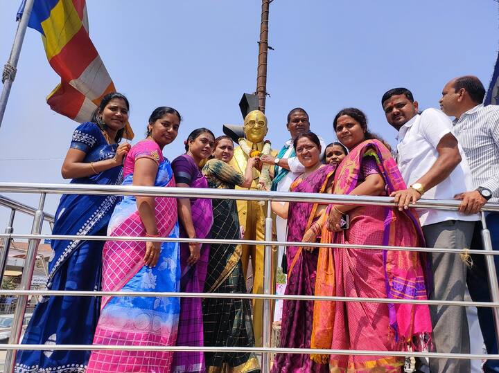 మహిళల సాధికారత కొరకు సీఎం కేసీఆర్ ప్రవేశపెట్టిన కేసీఆర్ కిట్, కళ్యాణ లక్ష్మి, షాదీ ముబారక్, మాతా శిశు సంరక్షణ కేంద్రాలు, మిషన్ భగీరథ వంటి పథకాలను వారికి వివరిస్తూ నేడు రాఖీ కట్టే కార్యక్రమం నిర్వహిస్తున్నారు.