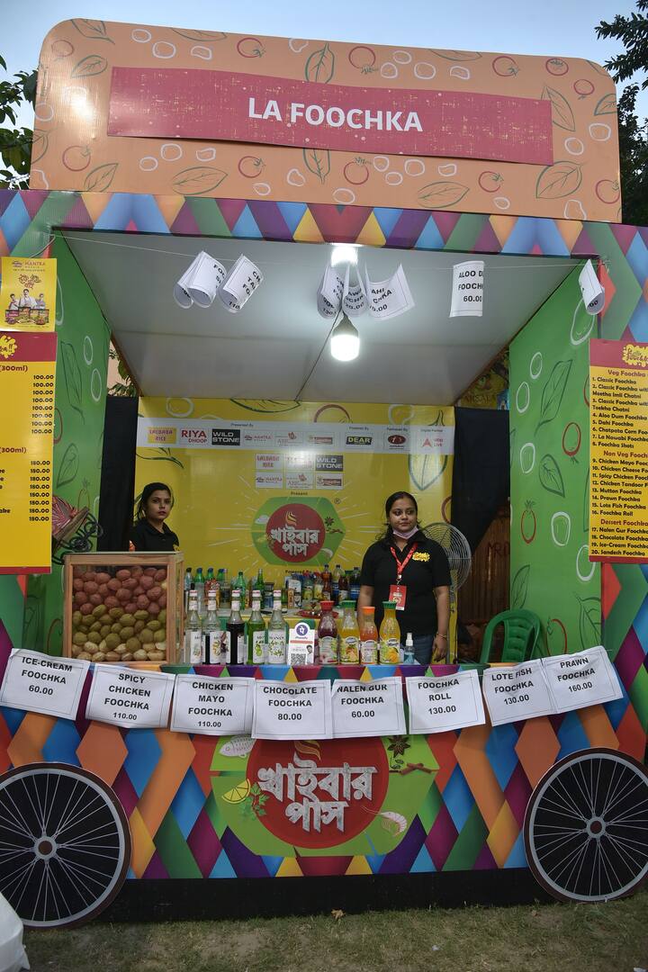 অন্যদিকে আমিষ ফুচকার মধ্যে মিলবে 'চিকেন মেয়ো', 'স্পাইসি চিকেন', 'মটন ফুচকা', 'প্রন ফুচকা', 'লোটে মাছ ফুচকা' ইত্যাদি।