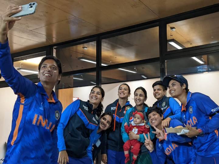 ICC Women World Cup 2022: Cricketer Bismah Maroof wins hearts as she arrives at the stadium with baby in arms ICC Women World Cup 2022: ఆరు నెలల పాపతో మైదానంలోకి - మనసులు గెలుచుకున్న పాక్ మహిళల జట్టు కెప్టెన్  బిస్మా మరూఫ్
