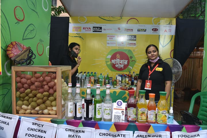 সারা রাজ্য থেকে একাধিক রকমারি খাবারের রেস্তোরাঁ, মিষ্টির দোকান থেকে আইসক্রিম সংস্থা সকলেই হাজির খাইবার পাসে।