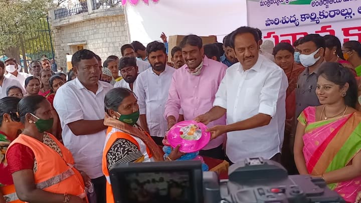 అంతర్జాతీయ మహిళా దినోత్సవాన్ని పురస్కరించుకొని మూడు రోజులపాటు రాష్ట్రవ్యాప్తంగా జరుగుతున్న 'మహిళా బంధు కేసీఆర్' ఉత్సవాల్లో భాగంగా బొరబండలో #MahilaBandhuKCR సంబరాలు.