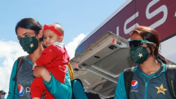 ICC Women World Cup 2022: Cricketer Bismah Maroof wins hearts as she arrives at the stadium with baby in arms  भारताविरोधातील सामन्यात सहा महिन्याच्या मुलीला कडेवर घेत मैदानात उतरली पाकिस्तानची कर्णधार, फोटो व्हायरल