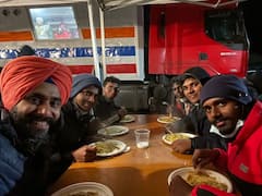 Ukraine Russia War: यूक्रेन बॉर्डर पर लोगों की मदद को आये रायपुर के राजदीप, लोगों में बांट रहे गरम कपड़े, खाने पीने की सामग्री