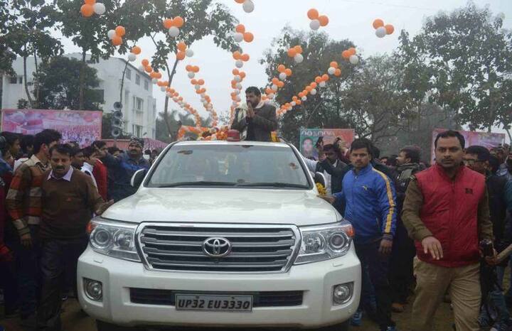 उत्तर प्रदेश में कैसरगंज से बीजेपी के लोकसभा सांसद बृजभूषण शरण सिंह के पास भी टोयोटा की लैंड क्रूजर है.