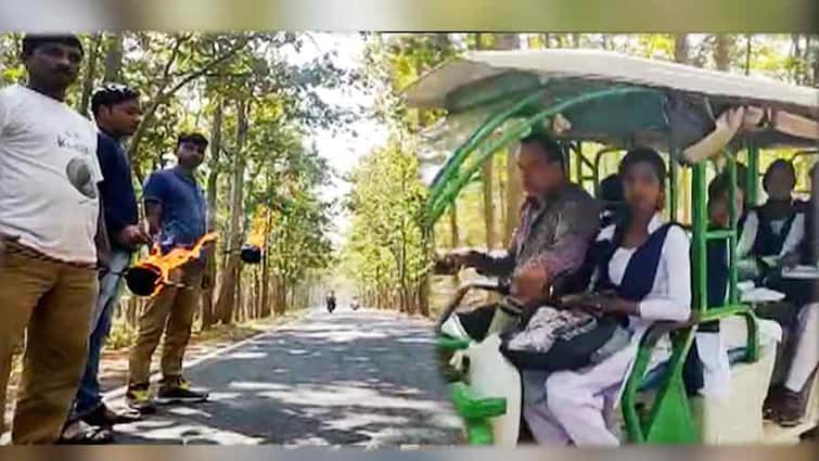 Madhyamik Examination 2022 : Students reach to examination center after forest department arranges guard against elephant attack Bankura : হুলা পার্টিকে সঙ্গে নিয়ে হাতির করিডরে পাহারা বন দফতরের, নিরাপদে পরীক্ষাকেন্দ্রে পৌঁছল মাধ্যমিক পরীক্ষার্থীরা