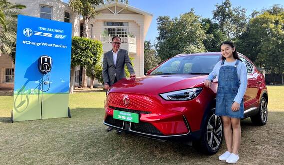 MG Motors New EV: एमजी मोटर्स ने लॉन्च की नई ZS EV, कीमत 21.99 लाख रुपये से शुरू MG Motors New EV: एमजी मोटर्स ने लॉन्च की नई ZS EV, कीमत 21.99 लाख रुपये से शुरू