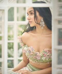 ਪੇਸਟਲ ਕਲਰ ਦੇ ਫਲੋਰਲ ਲਹਿੰਗੇ 'ਚ ਬਲਾ ਦੀ ਖੂਬਸੂਰਤ ਲੱਗੀ ਸ਼ਰਧਾ ਕਪੂਰ, ਪੋਜ਼ਿਜ਼ ਨੇ ਫੈਨਜ਼ ਨੂੰ ਕੀਤਾ ਦੀਵਾਨਾ