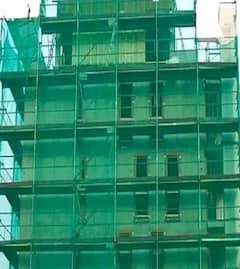 क्या आप जानते हैं इमारतों पर क्यों ढका जाता है हरे रंग का कपड़ा? बेहद दिलचस्प है ये वजह